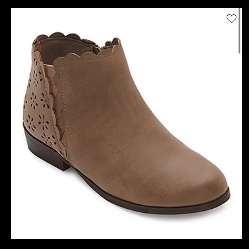 Scalloped Floral Cutout Ankle Bootie in Brown NWT but no or generic box.